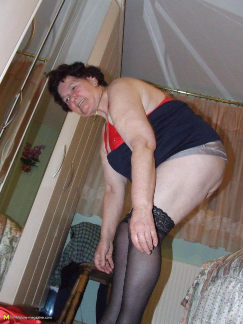 Тетка раздевается перед зеркалом