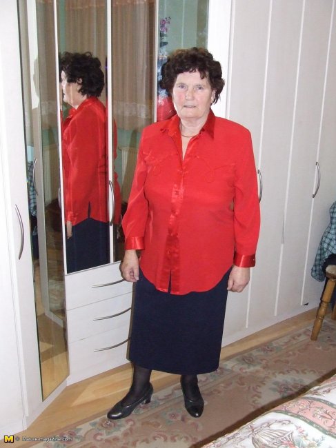 Тетка раздевается перед зеркалом