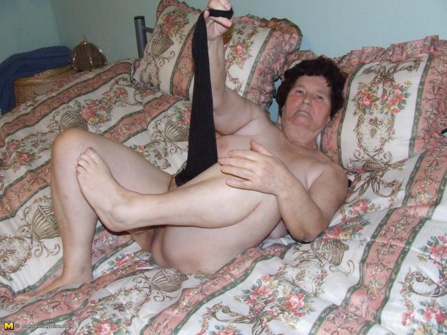 Тетка раздевается перед зеркалом