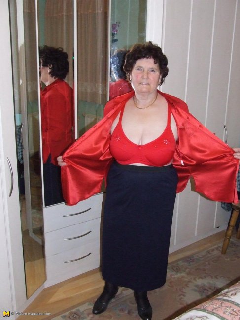 Тетка раздевается перед зеркалом