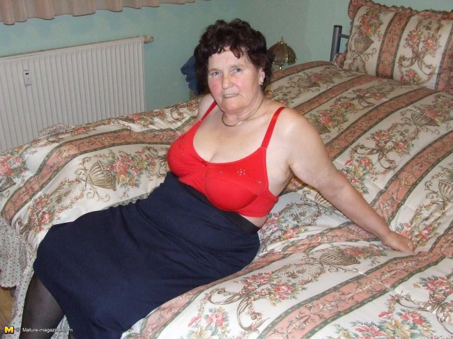 Тетка раздевается перед зеркалом