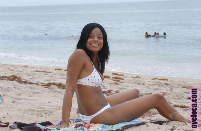 Парень массажирует попку мулатке (8 фото)