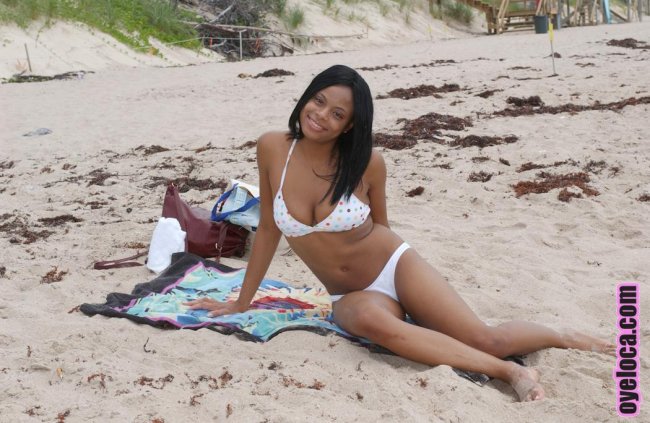 Парень массажирует попку мулатке (8 фото)