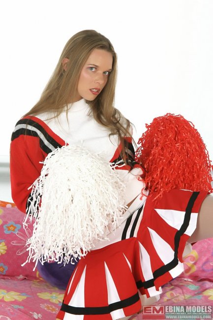 Скромняшка с розовой киской (8 фото)