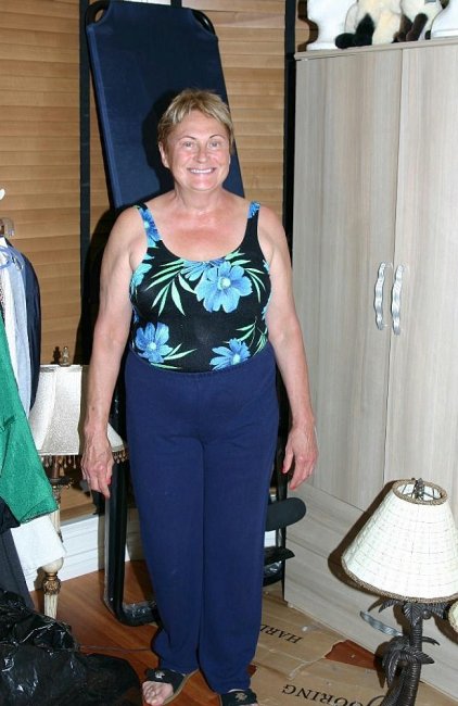 Бабка в купальниче (8 фотографий)