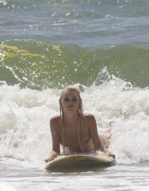 Мокрые киски на море