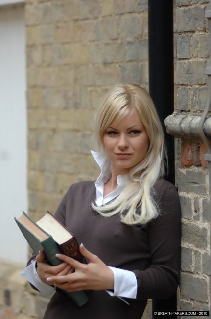 Она сексуальна не погодам