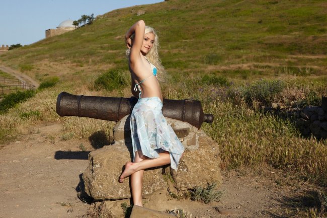 Стены не помешают ее трахнуть