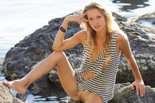 Сняла порванную тельняшку