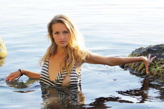 Сняла порванную тельняшку