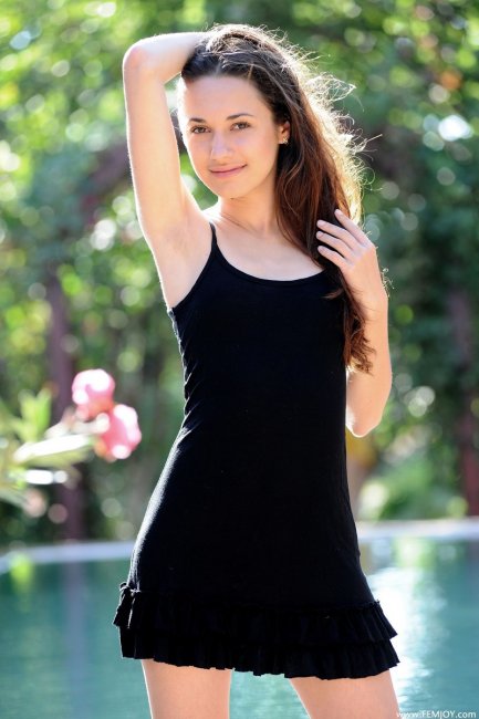 В черном сарафане возле бассейна