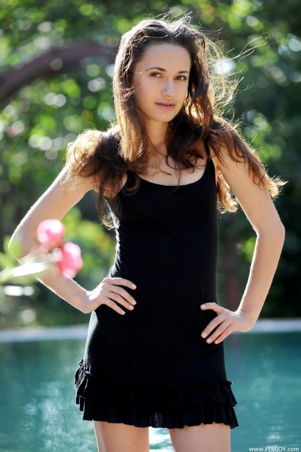 В черном сарафане возле бассейна