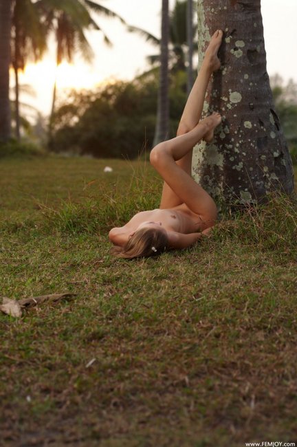 Девушка возле дерева