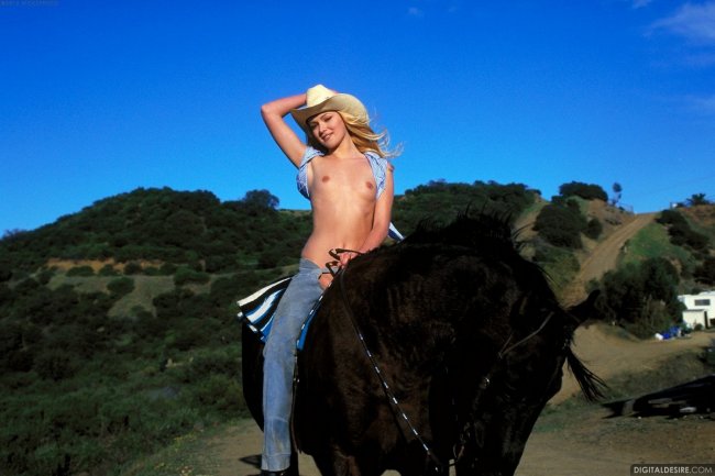 Ковбойка любит ходить с голой щелкой