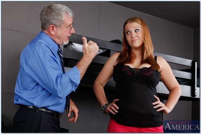 Рыжая развлекается с мужиком