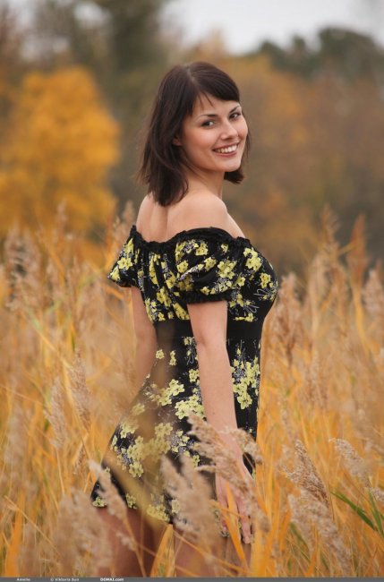 Для начала девка сняла платье