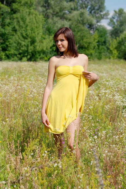  Крестьянка вздохнула и разделась на полянке