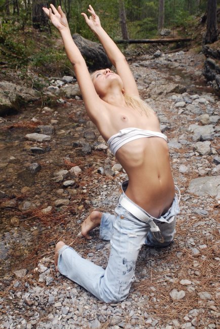 Девушка спортивного телосложения