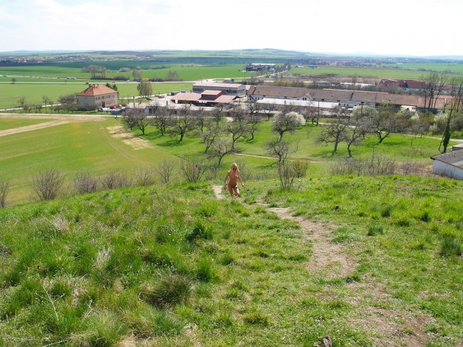 Голенькая блондиночка гуляет по городу