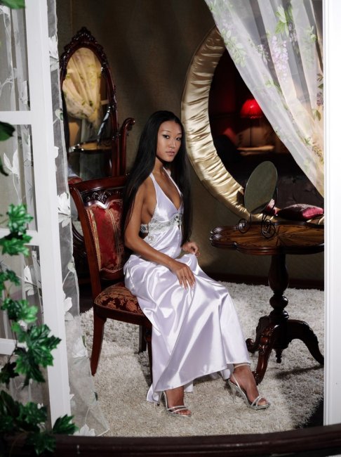 Азиатская красотка прихорашивается