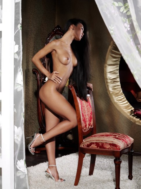 Азиатская красотка прихорашивается