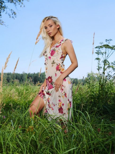 Голенькая деваха в поле