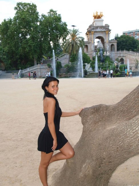 Очаровательная брюнетка обнажается