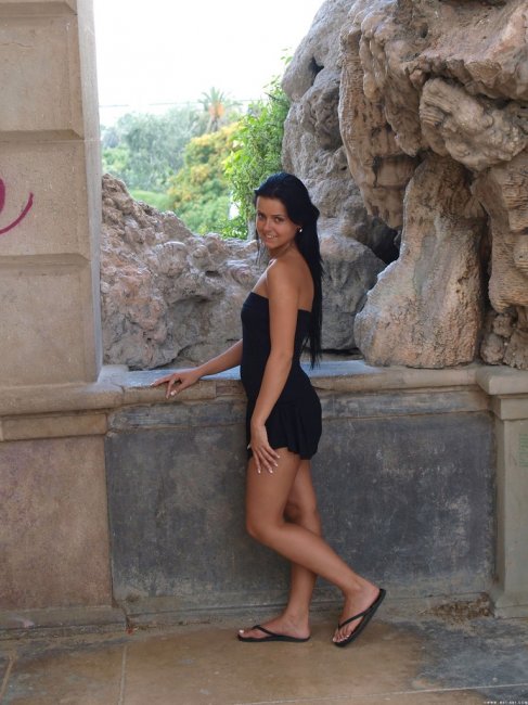 Очаровательная брюнетка обнажается