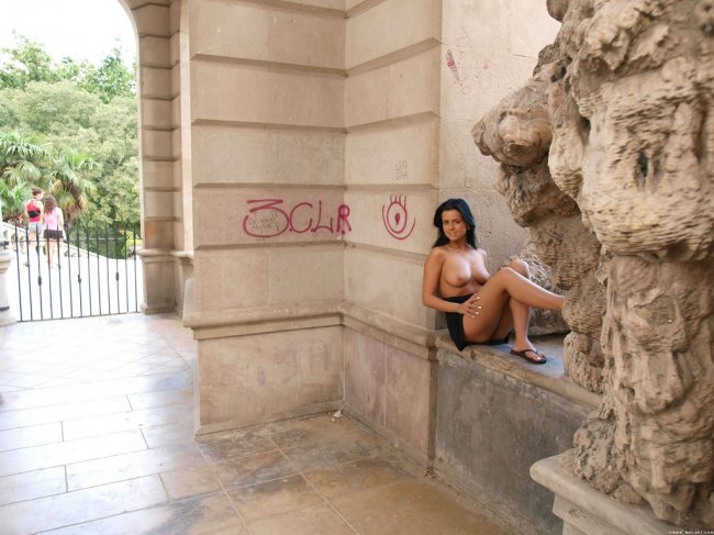 Очаровательная брюнетка обнажается