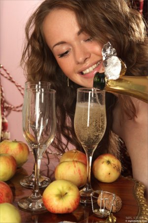 Подруга с голой щелкой бухает 