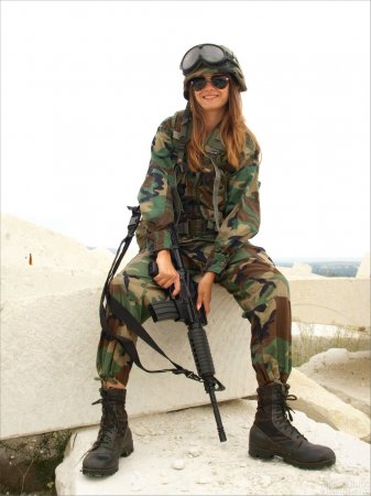 Голая армейская тетка с волосатенькой писей 