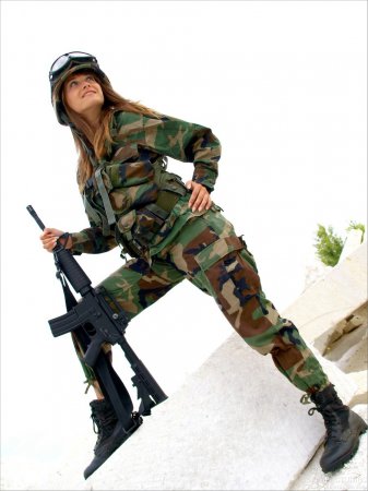 Голая армейская тетка с волосатенькой писей 