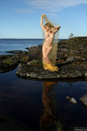 Обнаженная нежная девочка в волшебном месте