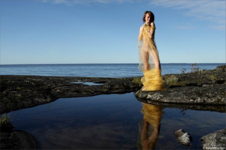 Обнаженная нежная девочка в волшебном месте