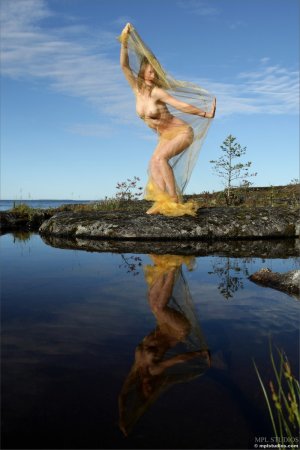 Обнаженная нежная девочка в волшебном месте