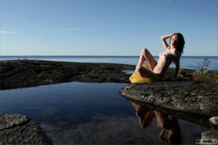 Обнаженная нежная девочка в волшебном месте