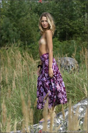 Девушка на фоне девственной природы.