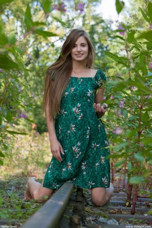 Милая шатенка на рельсах.