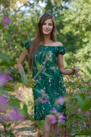 Милая шатенка на рельсах.