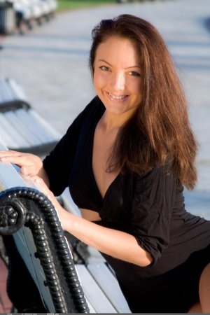 Леночка в парке Питера.