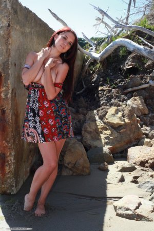 Красноволосая ухожаная бомжиха.