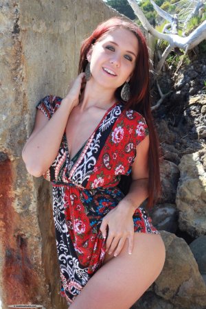 Красноволосая ухожаная бомжиха.