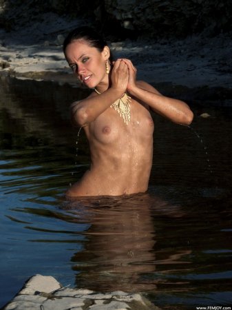 Голая в горной реке