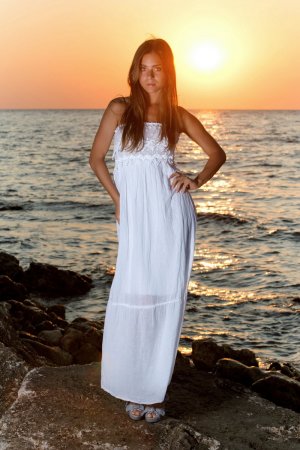 На закате на фоне моря