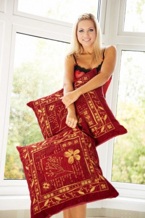 Любвеобильная девка с красными подушками