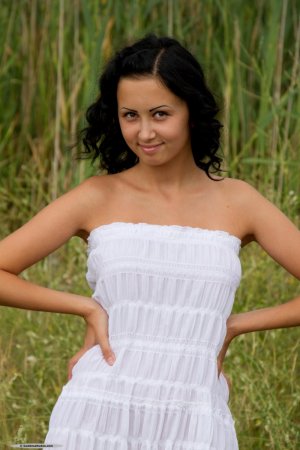 Грудастая брюнетка возле ставка