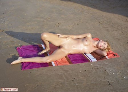 Нудистка заснула голая на пляже 