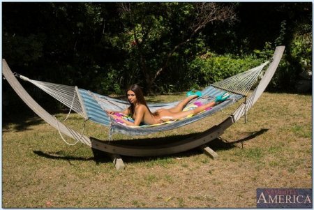 Испанка решила позагорать в саду  Испанка решила позагорать в саду