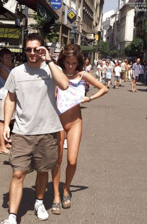 Путешественница разделась прямо на публике 