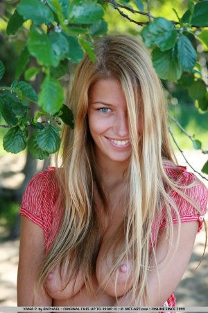 Голая 18летняя гуляет голышом по парку